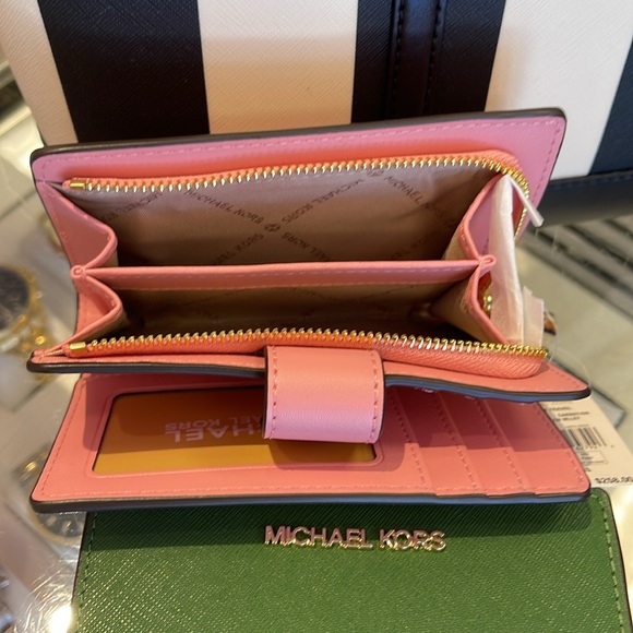 MICHAEL KORS
Medium Jet Set Travel Crossgrain Leather Bifold Zip Wallet
Carnatio - Picture 16 of 16